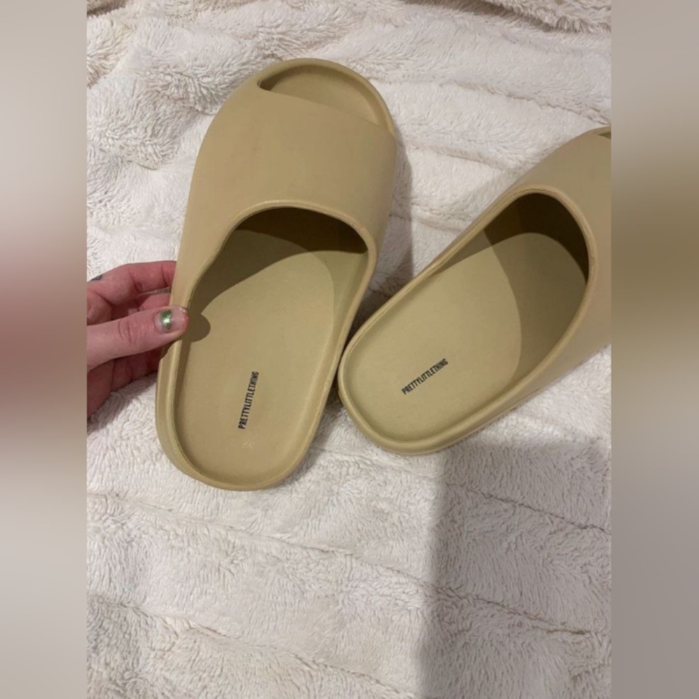 New PrettyLittleThing Slides - Picture 2 of 2